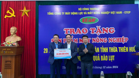 VEAM trao tặng 82 chiếc máy nông nghiệp và 180 triệu hỗ trợ người dân 4 tỉnh miền Trung khắc phục hậu quả bão lũ