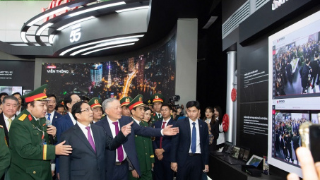 Thủ tướng Chính phủ Phạm Minh Chính thăm quan gian hàng triển lãm của Viettel