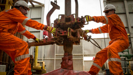 Giá xăng dầu hôm nay 21/12: Ổn định khi thị trường cân nhắc các yếu tố