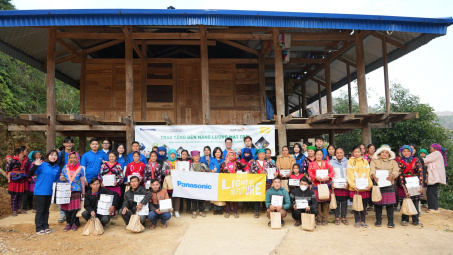 Panasonic cùng các bạn thanh niên trao tặng đèn năng lượng mặt trời tại tỉnh Điện Biên
