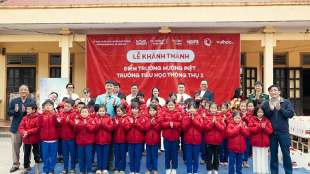 Home Credit trao lớp học mới cùng hàng trăm áo ấm đến điểm trường biên giới