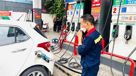 Giá xăng dầu hôm nay 26/12: Đồng loạt giảm, xăng RON92 trở lại dưới mức 20.000 đồng/lít