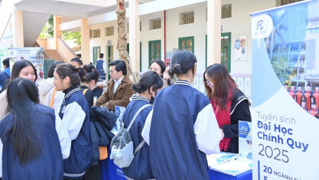 Gian hàng Trường Đại học Điện lực thu hút đông đảo học sinh, phụ huynh