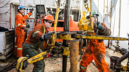 Giá xăng dầu hôm nay 7/12: Tiếp tục giảm sâu trong phiên cuối tuần