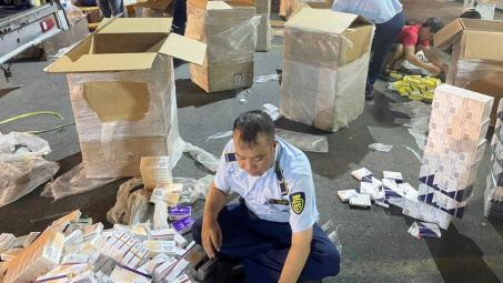 TP. Hồ Chí Minh: Tạm giữ hơn 18 nghìn hộp thuốc tân dược tại Sân bay Tân Sơn Nhất.