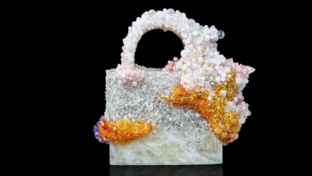 Túi Lady Dior được đính hàng nghìn viên đá thạch anh của Việt Nam
