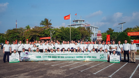 Vinachem thăm, tặng quà quân và dân huyện đảo Trường Sa nhân kỷ niệm 55 năm ngày truyền thống
