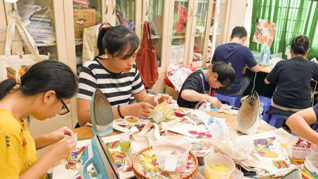 Hồi sinh vụn lụa thành những bức tranh