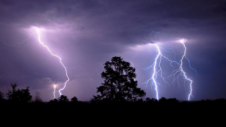 Tin cảnh báo dông, tố, lốc, sét, mưa đá và mưa lớn cục bộ trên phạm vi nội thành Hà Nội