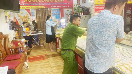 TP. HCM: Tạm giữ số lượng lớn kim loại vàng có dấu hiệu vi phạm trị giá gần 500 triệu đồng