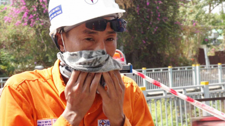 Công nhân ngành Điện TP.HCM “bám trụ” giữa trời nắng nóng 41 độ C