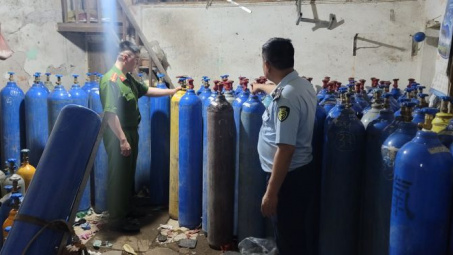Hà Nội: Thu giữ hàng trăm bình chứa khí N20 không có hóa đơn chứng từ