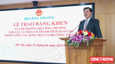 Bộ Công Thương trao Bằng khen cho các cá nhân có đóng góp xuất sắc trong công tác Quốc hội