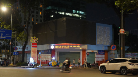 TP. HCM: Hàng loạt biển quảng cáo, trang trí lớn tắt điện sau 22h để tiết kiệm điện