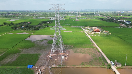 Kéo dây khoảng néo đầu tiên Dự án đường dây 500kV mạch 3 cung đoạn NMNĐ Nam Định I - Thanh Hoá