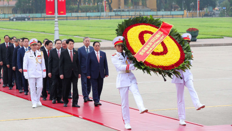 Lãnh đạo Đảng, Nhà nước và các đại biểu Quốc hội vào lăng viếng Chủ tịch Hồ Chí Minh trước khai mạc Kỳ họp thứ 7