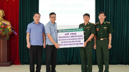 Tổng Công ty Giấy Việt Nam thăm và tặng quà đồn biên phòng Lũng Cú - Hà Giang