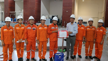 Thủy điện Buôn Kuốp: Tặng quà người lao động tham gia Đại tu Tổ máy H1
