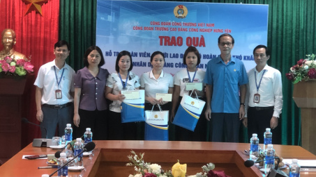 Công đoàn Công Thương Việt Nam: Trao quà tại Trường CĐ Công nghiệp Hưng Yên nhân dịp Tháng công nhân