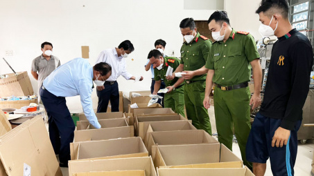 Long An: Phát hiện cơ sở nghi sản xuất số lượng lớn thuốc trừ sâu giả