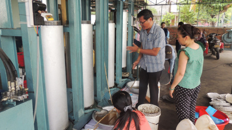 Quảng Nam: Hỗ trợ ứng dụng máy móc thiết bị tiên tiến trong sản xuất dầu đậu phộng