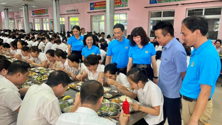“Bữa cơm Công đoàn” May 10: Gần gũi, thân tình sẻ chia với người lao động