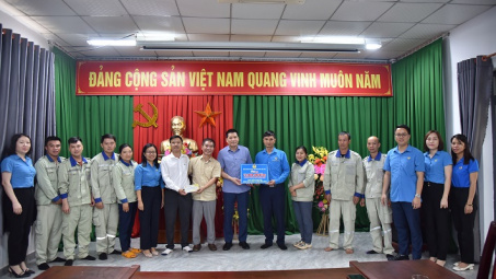 Công đoàn TKV: Thăm hỏi, trao quà nhân dịp tháng công nhân tại Công ty Nhôm Đắk Nông