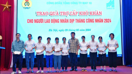 Công đoàn May 10 trao 76 suất quà hỗ trợ đoàn viên, người lao động có hoàn cảnh khó khăn.