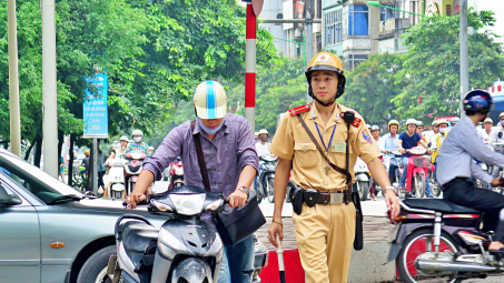 Thực hư thông tin từ tháng 5 đi xe không gắn gương chiếu hậu bên phải bị phạt gấp 4 lần