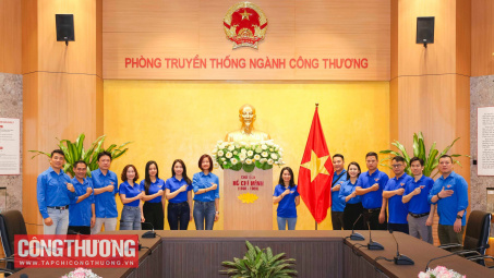 Chi đoàn Tạp chí Công Thương tổ chức sinh hoạt chính trị và trưởng thành Đoàn cho 07 đoàn viên