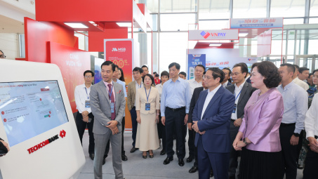 Thủ tướng Chính phủ tham quan gian hàng Ngân hàng Techcombank trong ngày chuyển đổi số ngành Ngân hàng