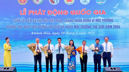 Trao tặng biểu trưng cho các đơn vị tổ chức có nhiều hoạt động tích cực trong công tác bảo vệ môi trường