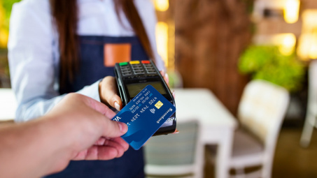 Nhận ưu đãi mỗi ngày tại hơn 100 thương hiệu cùng thẻ Sacombank