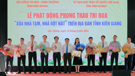 Petrolimex ủng hộ 10 tỷ đồng xóa hơn 1.600 nhà tạm tại Kiên Giang