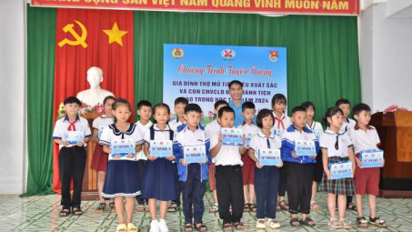 Công ty Nhôm Đắk Nông: Tuyên dương con CNLĐ đạt thành tích xuất sắc trong học tập