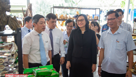 Hàng trăm sản phẩm của khu vực miền Trung - Tây Nguyên được quảng bá đến du khách