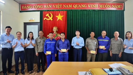 Than Hà Tu: Thăm, tặng quà công nhân xuất sắc tiêu biểu, công nhân lao động có hoàn cảnh khó khăn