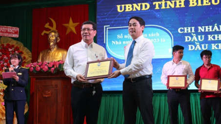 Petrolimex Hậu Giang được biểu dương vì thành tích đóng góp vào ngân sách