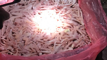 Phát hiện gần 25 tấn chân gà đông lạnh tại Móng Cái, Quảng Ninh