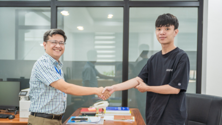 HUIT: Câu chuyện vượt khó của cậu học trò nghèo được miễn học phí toàn khóa