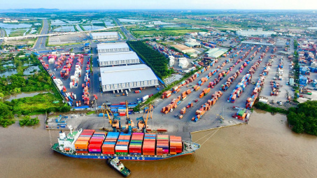 Giá cước vận tải tăng trở lại, Xếp dỡ Hải An (HAH) muốn vay tiền để đóng mới tàu container