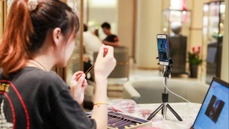 Thủ tướng yêu cầu xử lý nghiêm việc livestrream bán hàng giả, trốn thuế