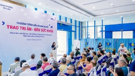 MB Ageas Life thăm khám sức khỏe và tặng quà cho người có công