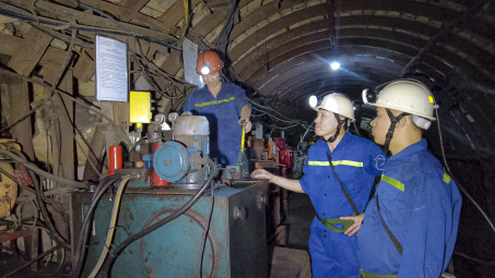 TKV kiểm tra công tác quản lý vận hành thiết bị tời trục giếng nghiêng tại Than Thống Nhất