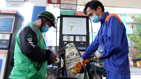 Giá xăng dầu hôm nay 18/7/2024: Tiếp tục giảm, liệu E5RON92 có về dưới 22.000 đồng/lít?