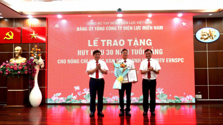 Người thợ đường dây 500kV mạch 1 năm xưa đón nhận huy hiệu 30 năm tuổi Đảng