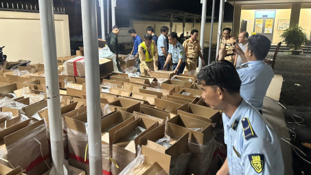 TP. Hồ Chí Minh: Phát hiện xe vận chuyển 120.000 bao thuốc lá điếu nhập lậu