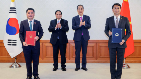 Bộ trưởng Bộ Công Thương Nguyễn Hồng Diên trao các văn kiện hợp tác với Hàn Quốc