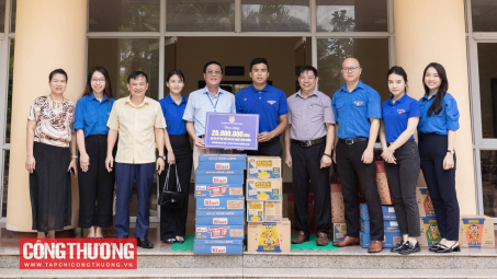 [TIN ẢNH] Thăm và trao quà cho các cựu chiến binh, nạn nhân chất độc da cam tại Làng Hữu nghị Việt Nam