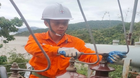 Điện lực Vân Đồn: Nâng chất lượng cung cấp điện đường dây 22kV vượt biển